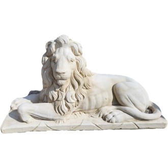 Lion couché regardant à gauche ton vieilli