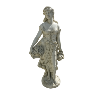 Statue femme aux raisins ton vieilli