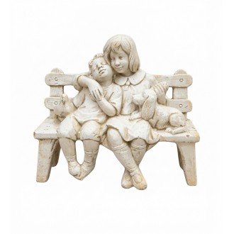 Couple d'enfants sur un banc ton vieilli